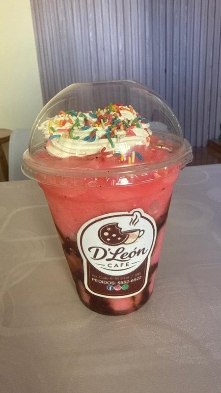 Smoothie Pitaya rosa con crema y chispas